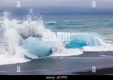 Große Stücke von Gletschereis wird an einem Strand an der Jökulsárlón Lagune in Island angespült Stockfoto