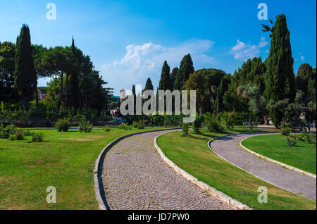 Rom (Italien) - die touristische Gemeinde Rosen auf dem Aventin-Hügel in der Mitte; geöffnet während den Frühlings- und Sommermonaten, Gastgeber viele Arten von Rosen. Stockfoto