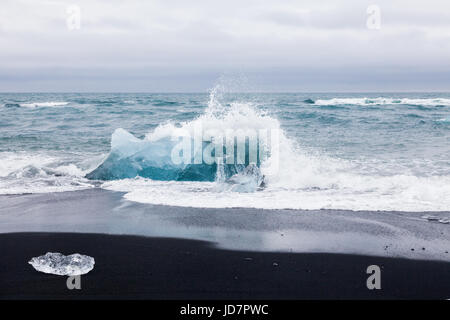 Große Stücke von Gletschereis wird an einem Strand an der Jökulsárlón Lagune in Island angespült Stockfoto