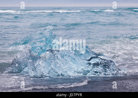 Große Stücke von Gletschereis wird an einem Strand an der Jökulsárlón Lagune in Island angespült Stockfoto