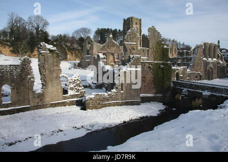 Brunnen der Abtei im Schnee, North Yorkshire, UK Stockfoto