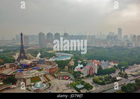Ansicht des Fensters von World Theme Park befindet sich in Shenzhen, Volksrepublik China. Freuen Sie sich auf Reproduktionen von weltberühmten Sehenswürdigkeiten.