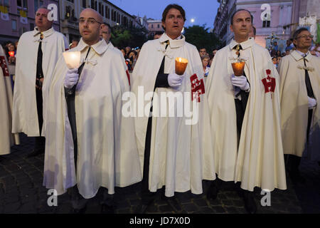 Rom, Italien. 18. Juni 2017. Rom, Italien. 18. Juni 2017. Gläubigen besuchen die Feierlichkeit des Corpus Domini oder Fronleichnam feiern in Rom am 18. Juni 2017. Die römisch-katholische Mariä Corpus Domini, erinnert an Christi letzte Abendmahl und die Einsetzung der Eucharistie. Die Masse folgte der traditionelle Fackelzug, an dem Pfarrgruppen, Sodalitäten und wohltätigen und brüderlichen Organisationen aller Art sowie Bürger von St. Johannes im Lateran Basilika St. Mary Major Basilica teilnehmen. Bildnachweis: Giuseppe Ciccia/Pacific Press/Alamy Live N Stockfoto