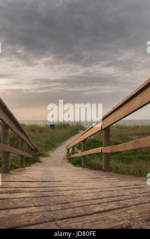 Amelia Island, Fernandina Beach Zugang. Wenige Schritte vom Sand und Dünen und einen Tag am Strand. Laden Boarwalk, nach unten zu treten. Stockfoto