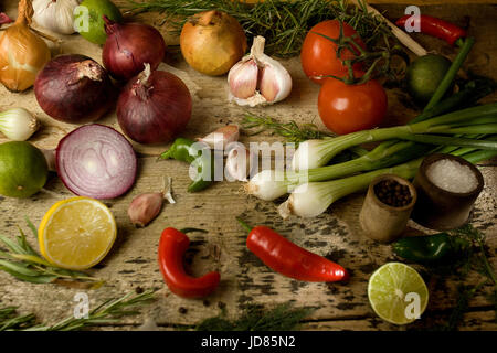 ganze und geschnittene Gemüse Kräuter und Gewürze Stillleben Stockfoto