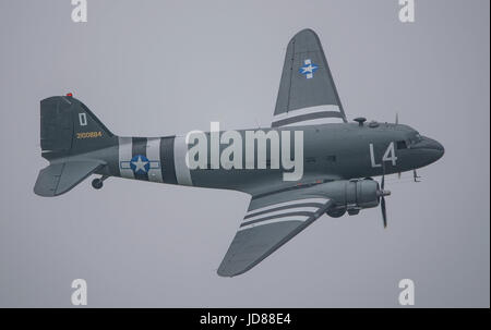 Douglas C-47 Skytrain (DC-3 Dakota) gegen einen grauen Himmel bei Dunsfold Airshow. Stockfoto