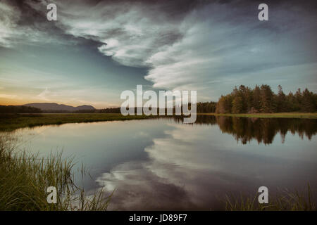 Ein perfekten Sommer Sonnenuntergang fällt über dieses schöne Marschland von Tremont Rd.on Mount Desert Island in Maine. Stockfoto