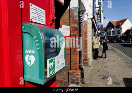 Ein Herz Defibrillator auf einen Shop Wand in Sheringham, North Norfolk, England Stockfoto