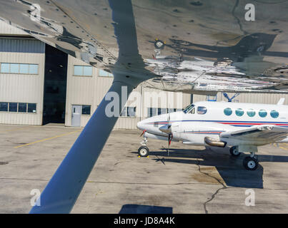 Ansicht von Leichtflugzeugen aus unter einem Flugzeug an sonnigen Tag. Luftbild aus Ontario Kanada 2016 Stockfoto