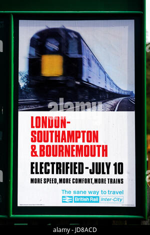 Alte 50er Jahre Stil British Railways poster Förderung der Elektrifizierung der London Bournemouth Southampton Linie auf der Swanage Steam Railway Stockfoto