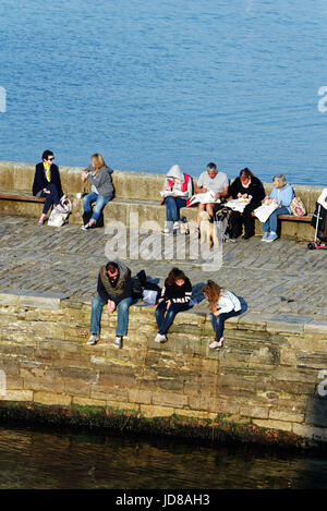 Menschen fangen Krebse aus dem Pier in Swanage, Dorset Stockfoto