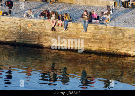 Menschen fangen Krebse aus dem Pier in Swanage, Dorset Stockfoto