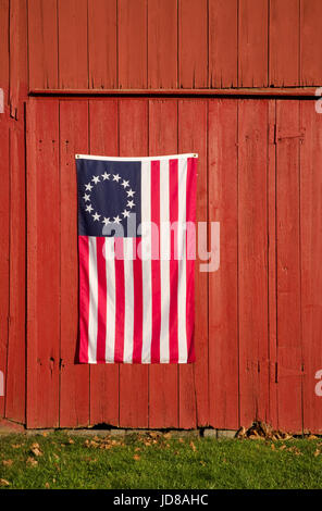 Nahaufnahme US-Flagge auf einer roten Vintage-Scheune, Monroe Township, New Jersey, US-Flagge Betsy Ross, 13 Stars and Stripes, koloniale amerikanische Landwirtschaft pt Stockfoto