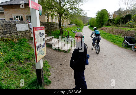 Ein Mann liest die Geschichte der Hassop Hassop Station am Bahnhof auf der Monsal Trail, Bakewell, Derbyshire Stockfoto