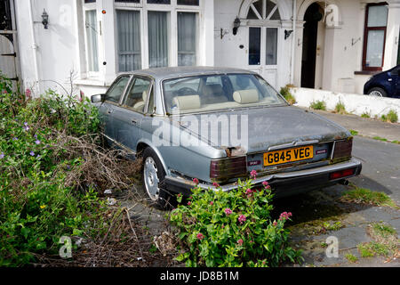 Eine alte Jaguar XJ6, verlassenen und Rost in einer Fahrstraße in Clacton, Essex Stockfoto