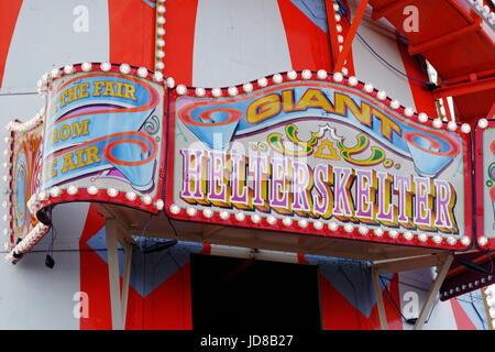 Ein traditionelles Helter Skelter auf Clacton Pier in Essex, England Stockfoto