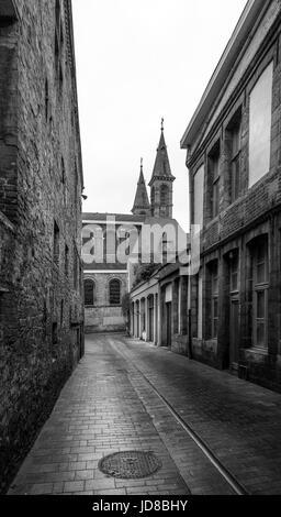 Blick durch traditionellen Gebäuden und gepflasterten Straße in der Stadt, Belgien. Stockfoto