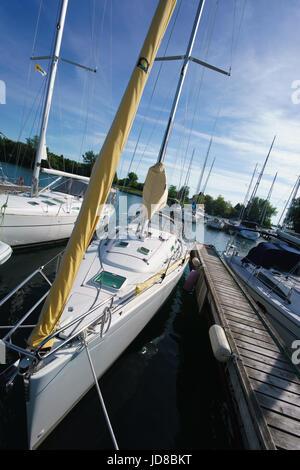 Stationäre Segelboot neben Pier, Toronto, Ontario, Kanada, Sommer, Tag. Segeln Transport Toronto ontario Stockfoto