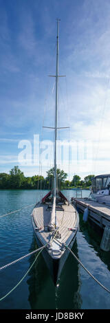 Stationäre Segelboot neben Pier, Toronto, Ontario, Kanada, Sommer, Tag. Segeln Transport Toronto ontario Stockfoto