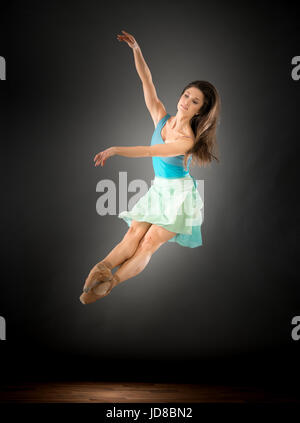 Weiblichen Balletttänzer springen Luft mit den Beinen vor, Studio gedreht. Kaukasische passen sportliche ziemlich mager Stockfoto