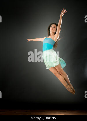 Weiblichen Balletttänzer springen Luft, Beine zusammen, Studio gedreht. Kaukasische passen sportliche ziemlich mager Stockfoto