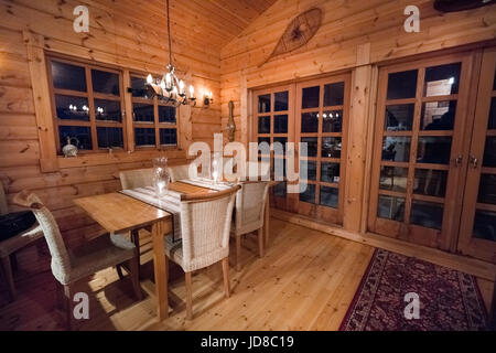 Gemütlicher Speisesaal im Blockhaus mit Holzmöbeln, Island, Europa. Island-Natur 2017 Winterkälte Stockfoto