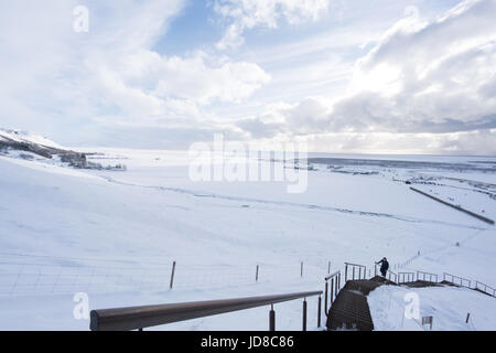 Person aufsteigenden Schritte im tiefen Schnee bedeckt Landschaft, Island, Europa. Island-Natur 2017 Winterkälte Stockfoto