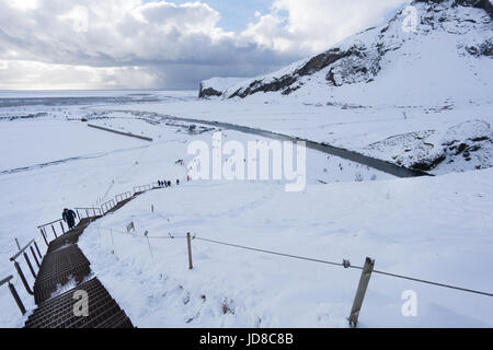 Person aufsteigenden Schritte im tiefen Schnee bedeckt Landschaft, Island, Europa. Island-Natur 2017 Winterkälte Stockfoto