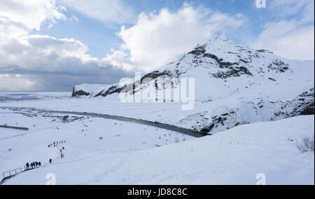 Person aufsteigenden Schritte im tiefen Schnee bedeckt Landschaft, Island, Europa. Island-Natur 2017 Winterkälte Stockfoto