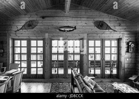 Holz verkleidet Lliving Zimmer und Türen im Blockhaus, Island, Europa. Island-Natur 2017 Winterkälte Stockfoto