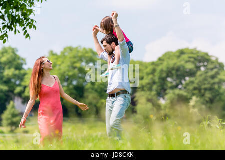 Familie walk - Vater mit Kind auf der Schulter auf einem Spaziergang im Sommer Stockfoto