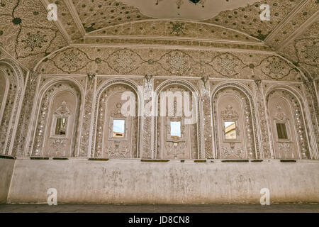 YAZD, IRAN - 5. Mai 2015: Traditionell eingerichtete Zimmer mit Blick auf den Innenhof des Das Wassermuseum in Altstadt. Stockfoto