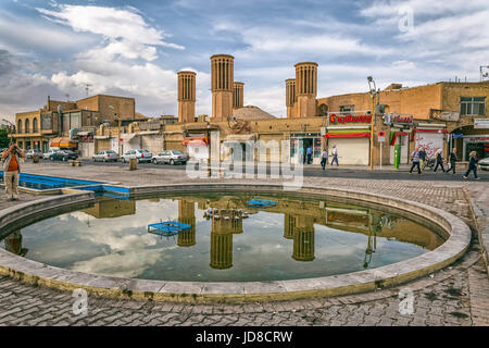 YAZD, IRAN - 5. Mai 2015: Windcatcher Towers ist eine traditionelle persische architektonisches Element erstellen natürlichen Belüftung in Gebäuden, Blick von der Stockfoto