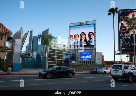 Dighital Plakat auf dem Sunset Strip, die Förderung von NBC Televsion zeigen Super Store in Los Angeles, CA Stockfoto