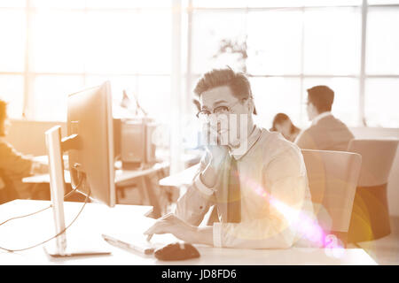 Jungunternehmer-Programmierer in großes helles Büro bei der Arbeit mit computer Stockfoto