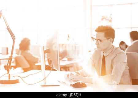 Jungunternehmer-Programmierer in großes helles Büro bei der Arbeit mit computer Stockfoto