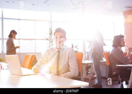 Jungunternehmer-Programmierer in großes helles Büro bei der Arbeit mit computer Stockfoto