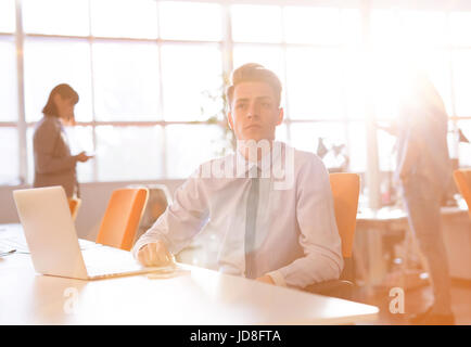 Jungunternehmer-Programmierer in großes helles Büro bei der Arbeit mit computer Stockfoto