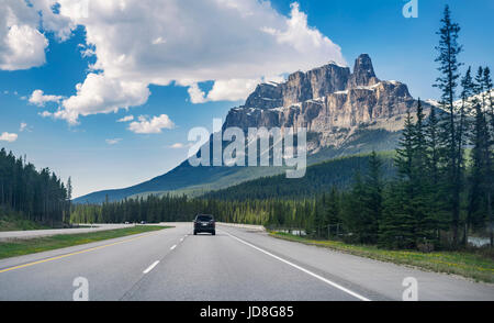 Blick aus einem Auto des Trans-Canada Highway durch Alberta Rockies in Banff Provincial Park. Rocky Mountains, Alberta, Kanada. Stockfoto