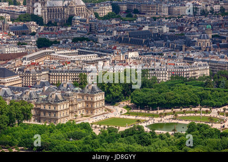 Blick von oben auf den berühmten Garten Jardin du Luxembourg und Palais du Luxembourg als typisch Paris Gebäude auf Hintergrund in Paris, Frankreich. Stockfoto