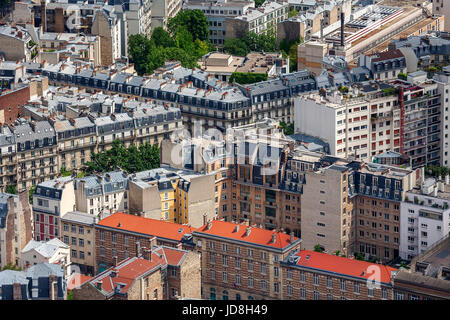 Blick von oben auf typisch Paris Wohngebäude. Stockfoto