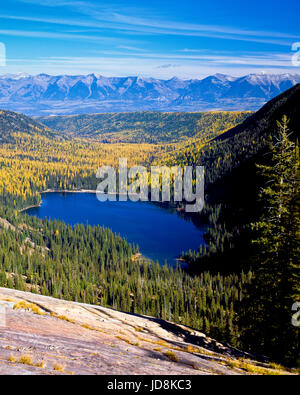 Gletscher See und Herbst Lärche in den Mission-Bergen über das Swan Valley, mit dem Schwan in der Ferne in der Nähe von Condon, montana Stockfoto