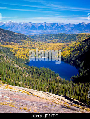 Gletscher See und Herbst Lärche in den Mission-Bergen über das Swan Valley, mit dem Schwan in der Ferne in der Nähe von Condon, montana Stockfoto