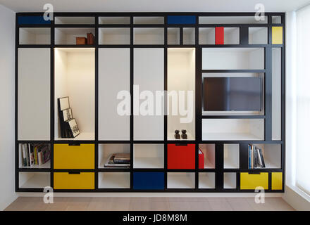 Freies Zimmer im 1. Stock mit Mondrian inspiriert Bücherregal. Notting Hill House, London, Vereinigtes Königreich. Architekt: Michaelis Boyd Associates Ltd, 2017. Stockfoto