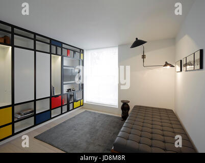 Freies Zimmer im 1. Stock mit Mondrian inspiriert Bücherregal und Corbusier Leder Tagesbett. Notting Hill House, London, Vereinigtes Königreich. Architekt: Michaeli Stockfoto