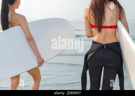 Surfen am Strand Stockfoto