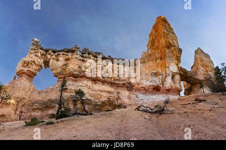 Natural Bridge Hoodoo Rock Formations malerische Landschaft Fairyland Wanderweg im Bryce Canyon National Park Utah USA Stockfoto