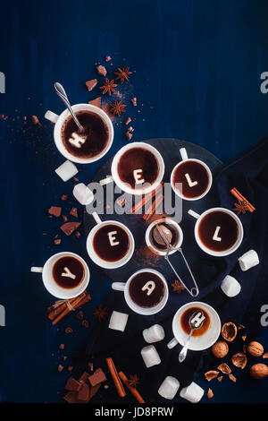 Dunkle Food-Fotografie mit einer Varievy von Kaffeetassen mit heißer Schokolade und Kakao, Stockfoto