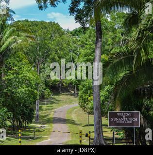 Willkommen Sie bei Xunantunich (Stein Lady) Zeichen für den Eintritt in die Maya-Ruinen in Belize. Stockfoto