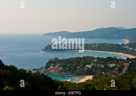 Tropischer Strand schöne Landschaft. türkisblaue Meer Boote und sandige Küste von hohen Aussichtspunkt. Strände von Kata und Karon, Phuket, Thailand Stockfoto